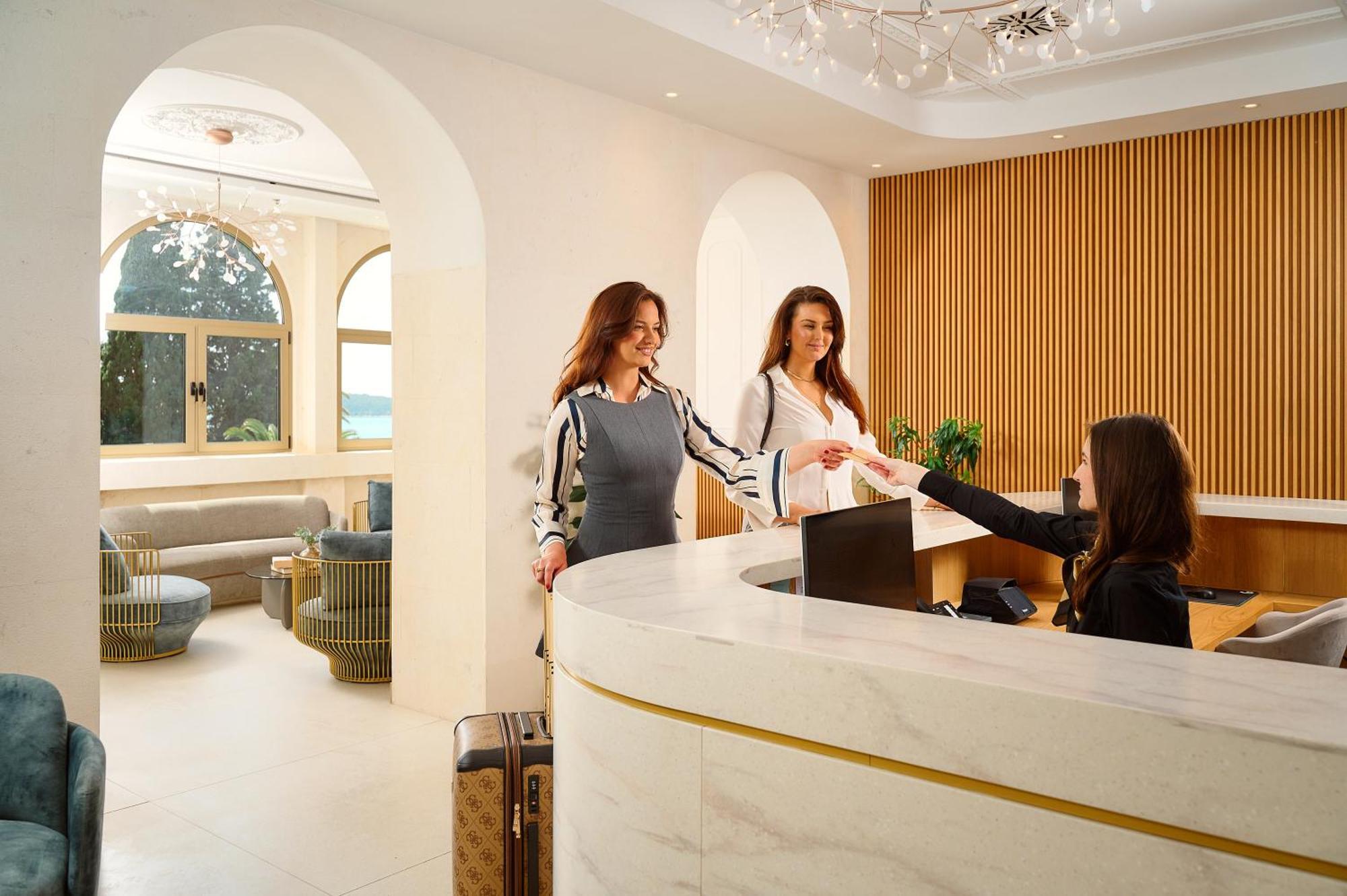 Moeesy, Blue & Oasis Hotel
